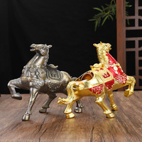 Ornement en forme de cheval fabriqué en Chine, créatif, élégant et tendance ; pour la maison, le salon, le bureau ; avec un couvercle en métal artisanal