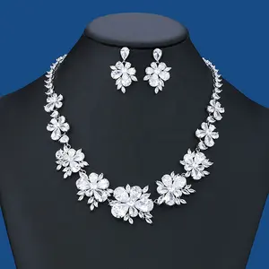 Set perhiasan Zircon tembaga elegan mewah mode baru liontin kalung anting wanita