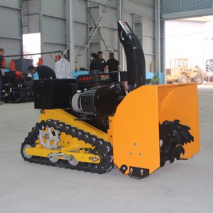 آلة إزالة الثلوج بحالة جيدة تعمل بالتحكم عن بعد وبالبنزين مع نظام دفع مجنزر - Product Image 6