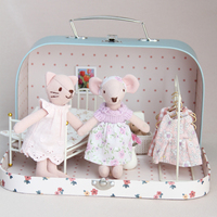 Diorama de chambre miniature, valise vintage, lit en métal, robe florale, ourson en tissu gingham, vase à tulipes, décoration d'intérieur, ornement, cadeau