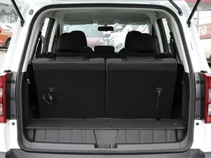 Nuevo SUV de Gasolina en Oferta, 7 Plazas, SWM Great Tiger con Transmisión Manual, Emisión Euro VI, Interior Oscuro - Product Image 5
