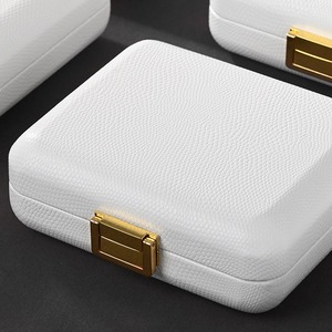 Caja de almacenamiento de joyas de lujo personalizada, caja de exhibición de joyas de cuero de alta gama para anillos, collares y pendientes. - Product Image 3