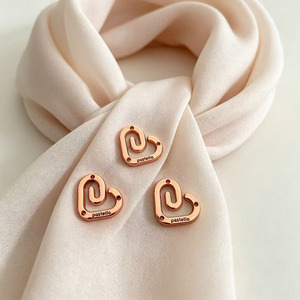 Étiquette métallique personnalisée OEM pour vêtements, forme cœur, plaqué or rose, logo brodé, étiquette métallique pour vêtements - Product Image 4