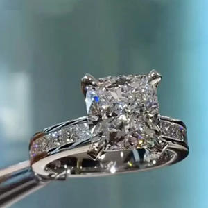 Anello di Fidanzamento F1548 con Diamante Taglio Principessa, Colore D, in Oro Bianco Naturale con Diamanti Laterali - Product Image 1