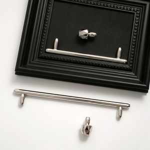 Ensemble de poignées de meuble en T en titane argenté moderne avec boutons géométriques en alliage de zinc pour armoire de cuisine et penderie - Product Image 1