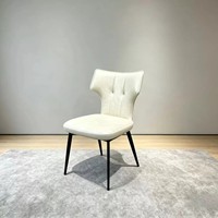 Chaise de salle à manger en cuir italien de qualité supérieure, rembourrée avec un coussin moelleux, pieds en métal robustes, idéale pour les restaurants commerciaux