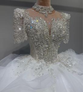 Abito <span class=keywords><strong>da</strong></span> <span class=keywords><strong>sposa</strong></span> S3161L con scollo rotondo, maniche corte, decorato con diamanti brillanti e perline di alta qualità, dal design lussuoso. - Product Image 2