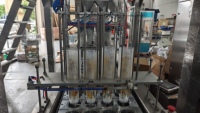 Machine de scellage pneumatique automatique haute précision avec peseuse multi-têtes |   Pour les aliments (mini-beignets, snacks soufflés, maïs en grains) Métal