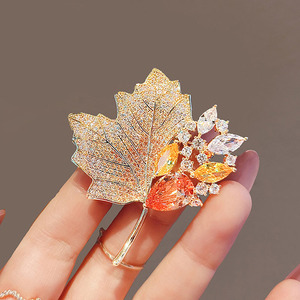 2025 nuevo diseño Pin de Metal broche de hoja de cristal broches de boda para mujer para broches decorativos - Product Image 1