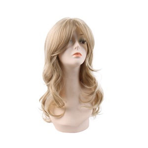 Precio al por mayor de fábrica Pelucas largas sintéticas marrones naturales resistentes al calor con <span class=keywords><strong>flequillo</strong></span> Peluca falso de pelo ondulado de agua Marrón castaño - Product Image 2