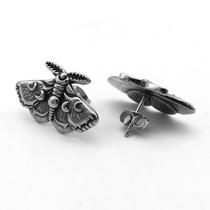 Pendientes yunnique con forma de insecto, diseño de mariposa retro de acero de titanio para mujer - Product Image 4