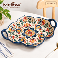 Plat de service en céramique artisanal, motif floral exotique peint à la main, bordure carrée en lotus, bleu marine, double poignée, pour buffet