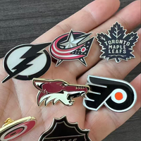 Novedad Pin Broche Metálico al por Mayor Equipo de Hockey sobre Hielo de EE. UU. Insignia de Solapa de Hierro Pulido Pines de Recuerdo Deportivo Impresos para Gorras