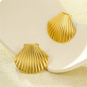 Boucles d'oreilles clous thème plage perle et coquillage, plaqué or 18 carats, acier inoxydable, étanches, pour femme, occasion anniversaire - Product Image 3