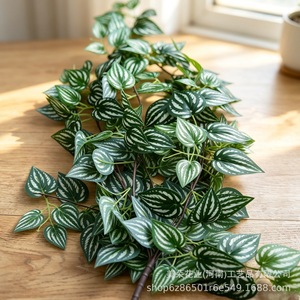 Magnifique Bouquet de Plantes Vertes Artificielles Feuilles de Pastèque en Plastique Décoration Intérieure Extérieure Idéal pour l'Amitié et la Décoration de la Maison Faible Entretien - Product Image 1