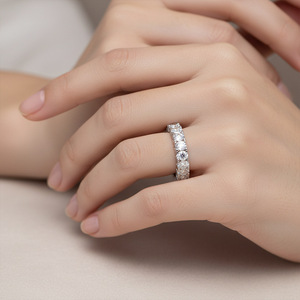 Anillo de Eternidad de Oro Sólido de 18K para Mujer con Moissanita, Corte Brillante Redondo, Engaste Pavé, Estilo Clásico, Joyería de Compromiso - Product Image 3