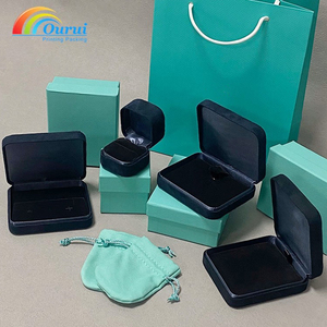 Collection d'emballages de bijoux de marque haut de gamme avec boîtes cadeaux personnalisées, présentoirs, sacs en papier et pochettes en velours - Product Image 1