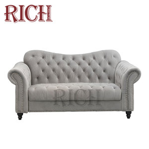 أريكة تشيسترفيلد فاخرة لغرفة المعيشة والفنادق، مصنوعة من قماش مخملي عالي الجودة بظهر على شكل جمل، مع تنجيد عميق ومسند للقدمين، مناسبة للفيلات - Product Image 6