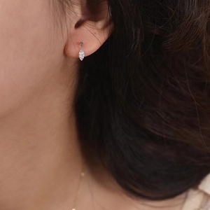 Pendentif <span class=keywords><strong>et</strong></span> petites boucles <span class=keywords><strong>d</strong></span>'oreilles en <span class=keywords><strong>diamant</strong></span> suspendu en <span class=keywords><strong>or</strong></span> 18 carats de Ruyi Jennie <span class=keywords><strong>Diamant</strong></span> naturel perforé sans couture intégré - Product Image 5
