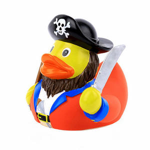 Pato pirata con logotipo personalizado al por mayor, plástico respetuoso con el medio ambiente, agua <span class=keywords><strong>de</strong></span> baño para bebés, juego flotante con sonido <span class=keywords><strong>de</strong></span> <span class=keywords><strong>goma</strong></span>, patito chirriante - Product Image 1