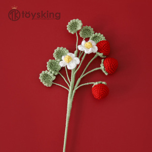 <span class=keywords><strong>Bouquet</strong></span> de fleurs de fraises multi-têtes en crochet fait main, style <span class=keywords><strong>frais</strong></span> et délicat pour la décoration de la maison, cadeau sucré pour les filles - Product Image 3