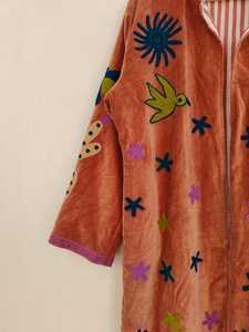 Chaqueta Bomber Corta Bordada en Terciopelo Suzani, Hecha a Mano, Ecológica, Reversible, Estilo Bohemio, Ropa de Invierno con Diseño Folclórico - Product Image 4