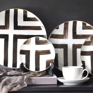 Assiettes de présentation écologiques à bord doré, rayées <span class=keywords><strong>noir</strong></span> <span class=keywords><strong>et</strong></span> <span class=keywords><strong>blanc</strong></span>, en porcelaine fine, pour mariages - Product Image 4