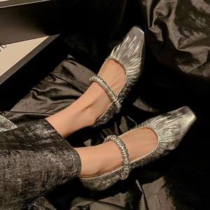 Zapatos Mary Jane de Tacón Bajo con Pliegues y Tira Suave para Mujer, Transpirables, Flexibles, Color Dorado, Patrón Geométrico, Casuales, Modernos y Planos - Product Image 3