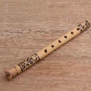 Flûte courte en bambou naturel avec motifs géométriques noirs décoratifs au pochoir, excellent instrument de musique compact - Product Image 1