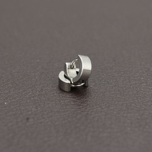 Nouvelles Boucles d'Oreilles Créoles Unisexe en Acier Inoxydable Plaqué Argent, Style Punk Rétro au Design Simple, Bijoux Tendance, Vente en Gros - Product Image 3