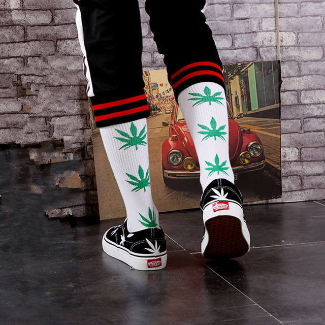 Wholesale Street Men Skateboard Colorful Sport Bulk Crew Canada Leaf Weed Socks