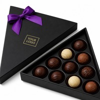 Boîte cadeau triangulaire en chocolat noir mat personnalisée avec ruban et nœud, vente en gros, livraison directe d'usine pour la vente au détail et les cadeaux
