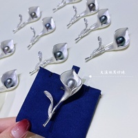 Broche Fleur Classique en Lys Calla, Perle Naturelle de Mer, Laiton Plaqué Or 18K, Forme de Riz, Cadeau du Nouvel An