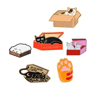 Gato Em Uma Caixa Pinos Coleção Paw Cat Print Broches Cat Lapel Pin Kitty Badges Mulheres Girl Animal Amante Jóias