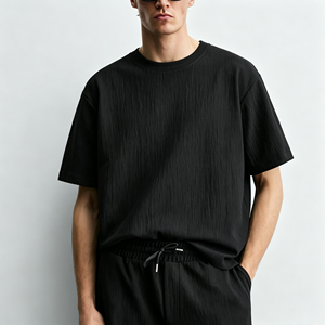 <span class=keywords><strong>Ensemble</strong></span> de T-shirts d'été plissés verticalement texturés à manches courtes pour hommes, coupe ample, col rond, décontracté, vente en gros personnalisée. - Product Image 2