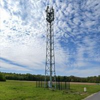 Tour de télécommunication cellulaire triangulaire en acier tubulaire galvanisé à chaud de 30 m pour réseau de station de base de signalisation sans fil