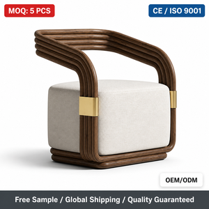 Fauteuil <span class=keywords><strong>de</strong></span> salon incurvé avec structure <span class=keywords><strong>en</strong></span> bois cannelé, accents <span class=keywords><strong>en</strong></span> laiton, coussin <span class=keywords><strong>en</strong></span> bouclette crème, fauteuil sculptural pour salon, personnalisable OEM ODM - Product Image 2