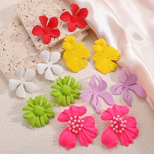 Boucles d'oreilles pendantes exagérées en forme de goutte d'huile, style européen et américain, pétales stéréo en acier inoxydable, motif floral, collection Jingciren Boutique - Product Image 2