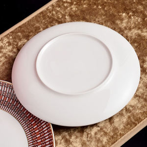 Juego de platos de porcelana roja y blanca estilo Art Deco con borde dorado, platos decorativos para cenar, para decoración de mesa en bodas y restaurantes. - Product Image 3