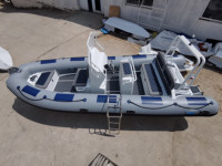 Bateau de pêche gonflable 580 de coque en aluminium de luxe de 19 pieds avec T Top haute Performance pour l'aviron en plein air de lac