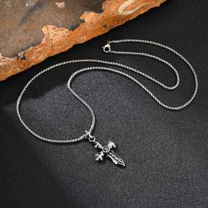 Collana da Uomo in Acciaio Inossidabile Stile Vintage Retrò con Ciondolo Croce Vichinga e Intarsio in Pietra Nera, Conforme alle Linee Guida - Product Image 5