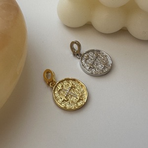 Pendentif en argent pur S925 de style vintage européen et américain avec un design de niche, bijou simple et neutre micro-incrusté - Product Image 1