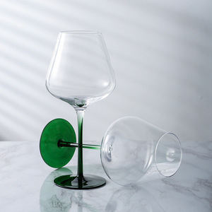 Tasses en verre à vin rouge élégantes avec logo personnalisé avec tige colorée et base noire <span class=keywords><strong>gobelet</strong></span> en verre de cristal pour bar, maison, fête, mariage - Product Image 2