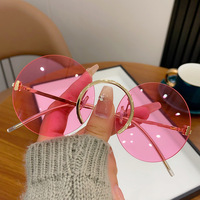 Lunettes de soleil rétro Protection UV Effet amincissant Monture large inspirée des célébrités d'Internet Modèle en alliage et pierre naturelle LXQ3529