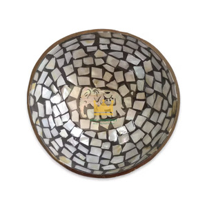 Bol en coque de noix de coco fait main du Vietnam, doublé de laque nacrée irisée, écologique, léger, durable, pour usage domestique, naturel - Product Image 3