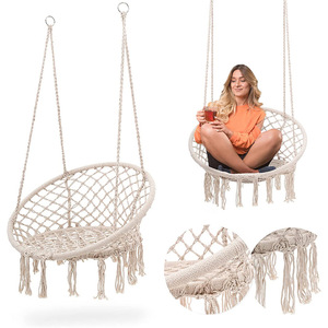Fauteuil suspendu noir avec coussin, taille standard, pour intérieur/extérieur, balançoire de patio, style éclectique, structure métallique, détails à franges - Product Image 5