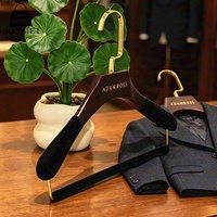 Cintre en bois haut de gamme pour enfants avec barre porte-pantalon, idéal pour blazer et costume formel de boutique pour enfants