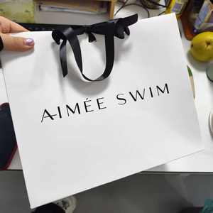 Bolsas de Papel Blancas Personalizadas con Estampado en Caliente Negro - Bolsas de Papel de Lujo con Asas de Cinta Texturizada para Invitados de Boda - Product Image 5