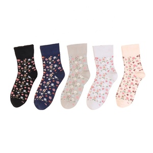 Vente en gros de <span class=keywords><strong>chaussettes</strong></span> à motifs floraux élégants, <span class=keywords><strong>chaussettes</strong></span> en coton à motif floral décontractées pour femmes - Product Image 1