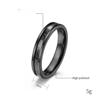 Bague large en acier inoxydable noir à texture météorite, bord biseauté, style statement, en stock pour hommes